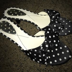 Black and white Polkadot slides