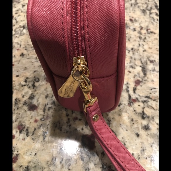 MICHAEL KORS TRAVEL WRISTLET - Picture 3 of 7