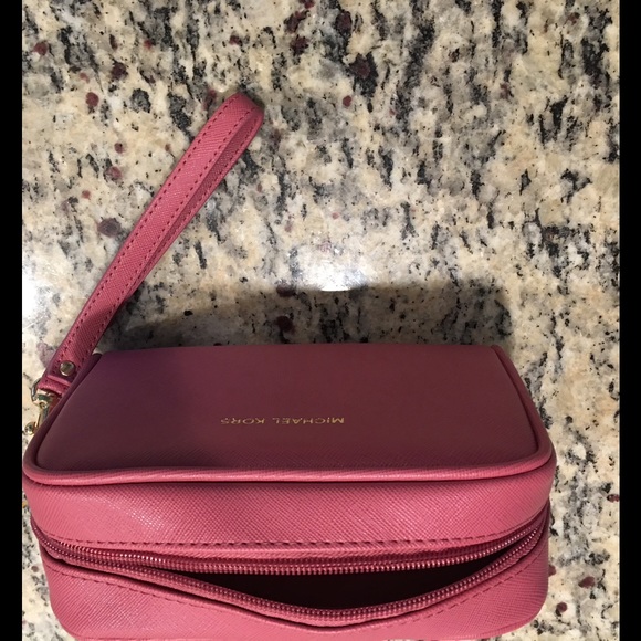 MICHAEL KORS TRAVEL WRISTLET - Picture 5 of 7