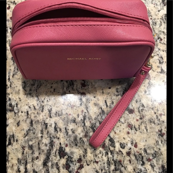 MICHAEL KORS TRAVEL WRISTLET - Picture 6 of 7