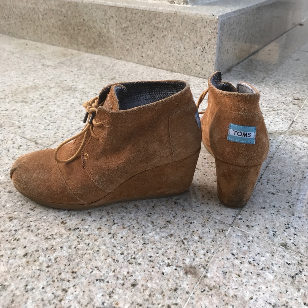 TAN TOMS wedges