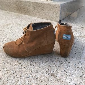 TAN TOMS wedges
