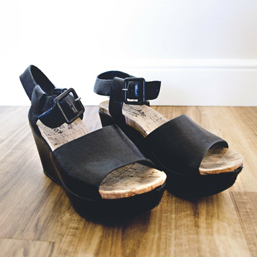 Black wedges