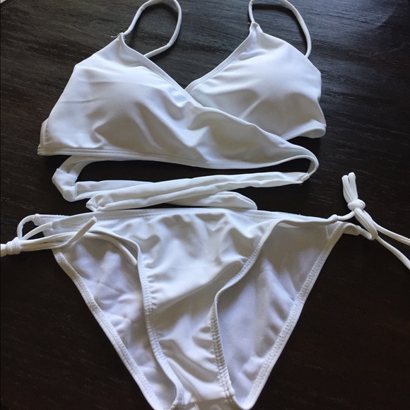 ‼️LAST ONE! Size Medium‼️White Wrap Around Bikini - Picture 2 of 3