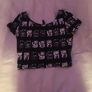 Black crop top, 95% cotton. Fun lucky cat print!