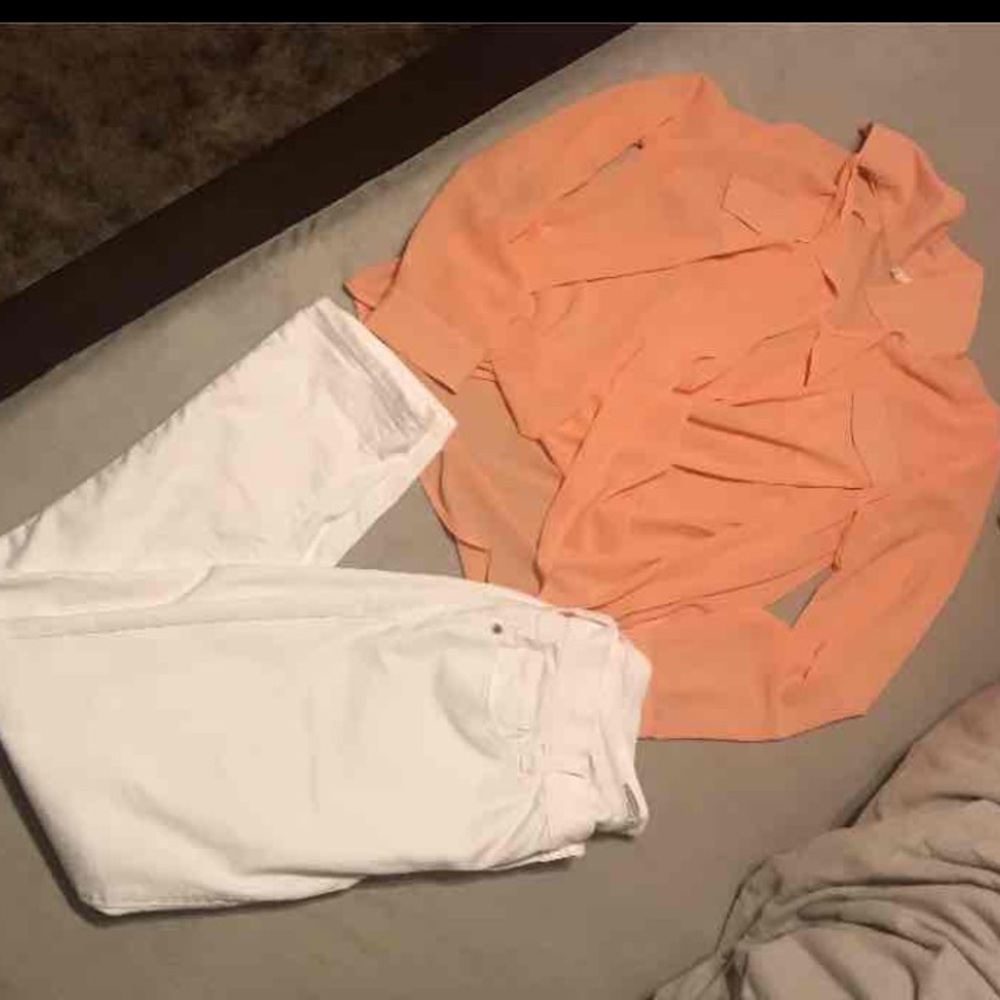 Size 6 white capris & S/M mango flowy twist top