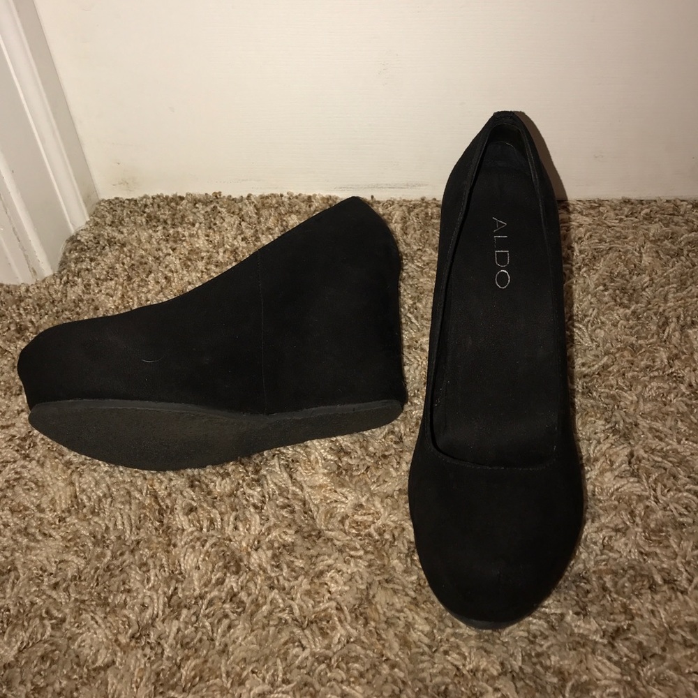 Black wedges