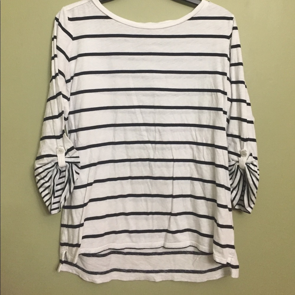 Striped buttoned sleeved shirt.