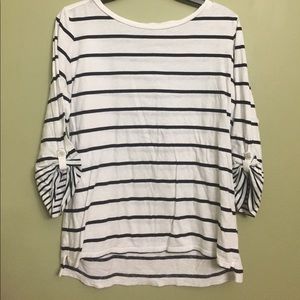 Striped buttoned sleeved shirt.