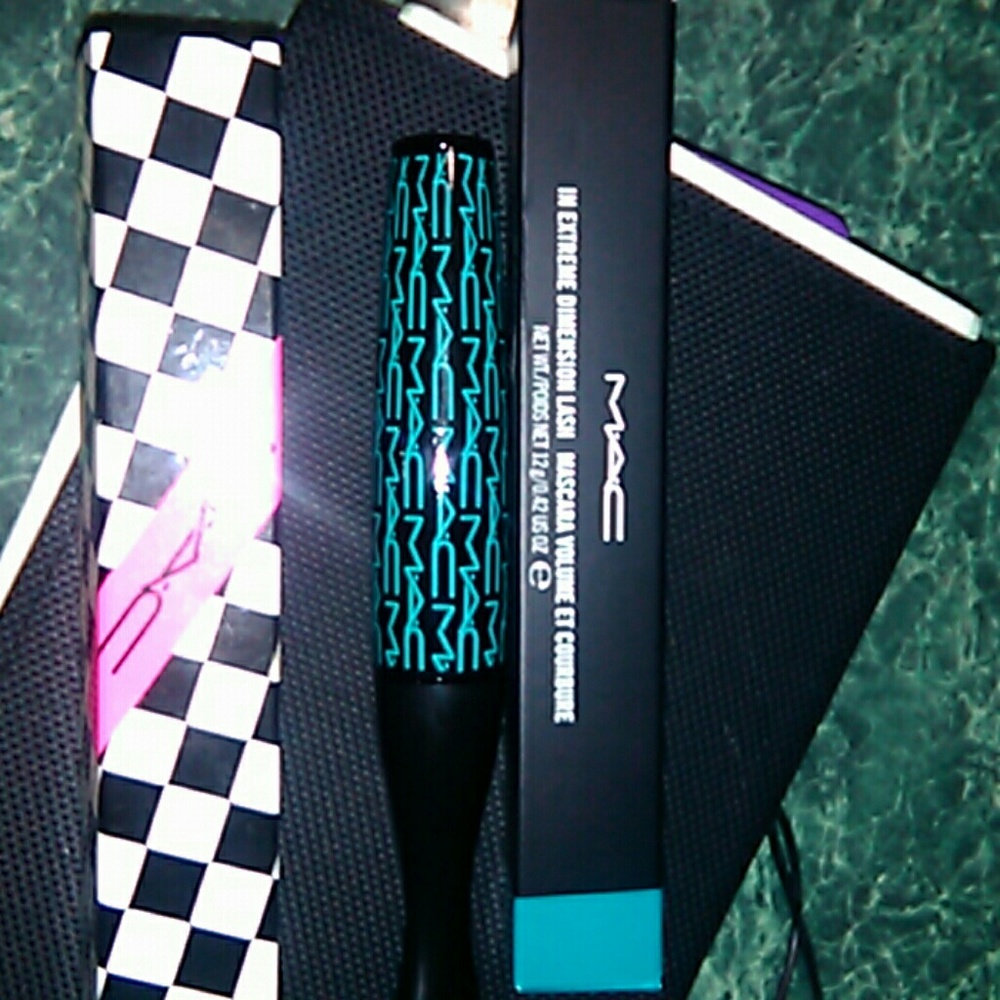MAC- NEW, IN EXTREME DIMENSION LASH MASCARA