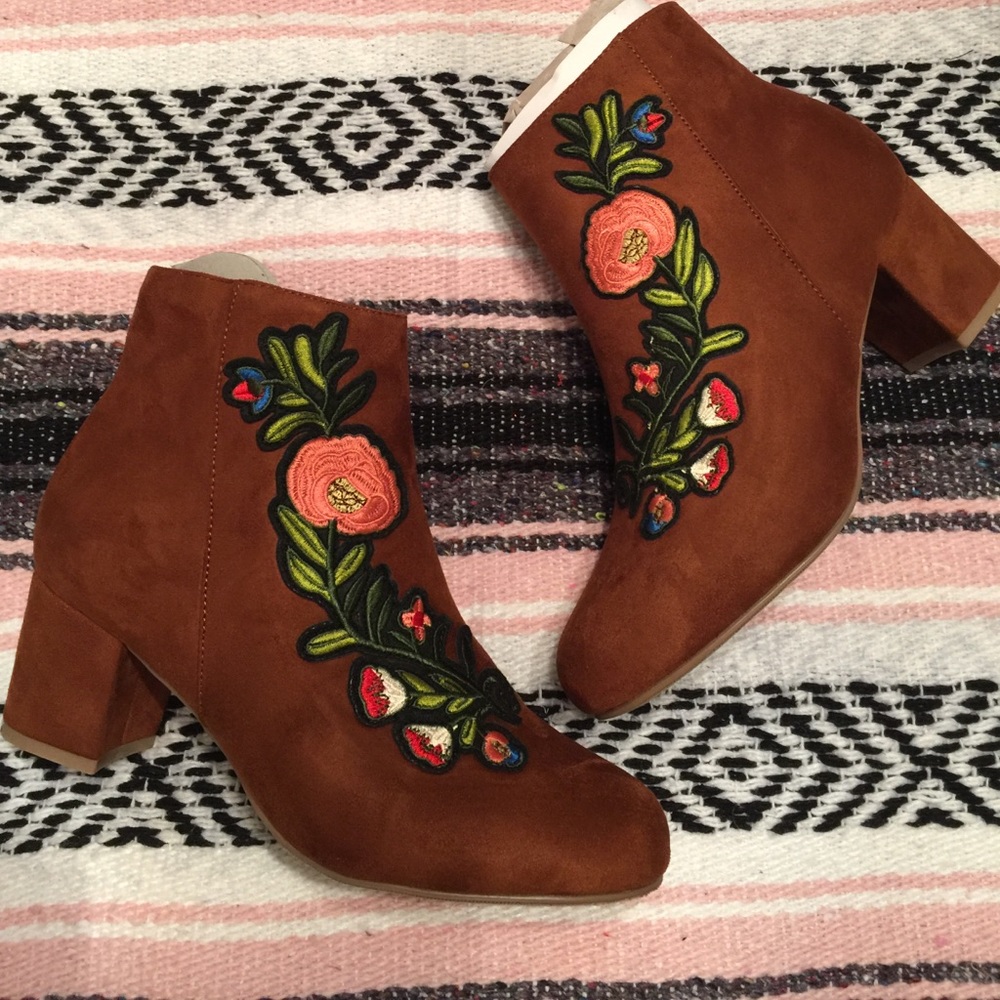 Embroidered Patch Velvet Suede Cognac Mod Boots