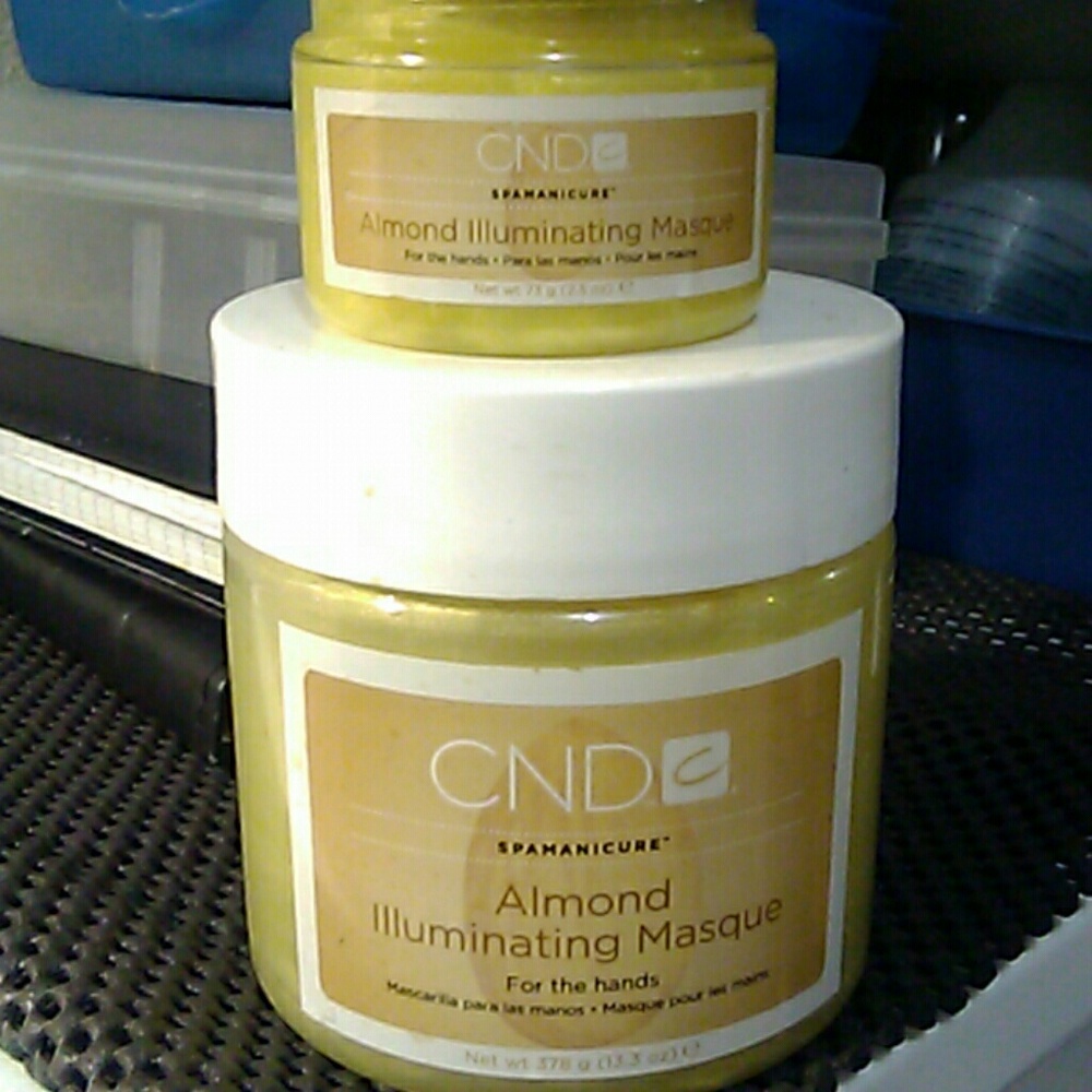 CND almond illuminating Masque