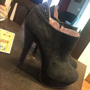 Betsy Johnson black diamond studded heels