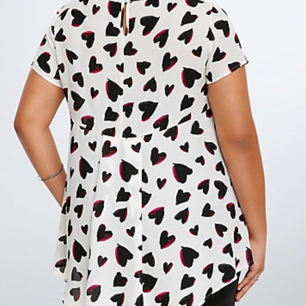 ONLY 1 LEFT💕NWT Heart Print Hi-Lo Blouse - Picture 2 of 4