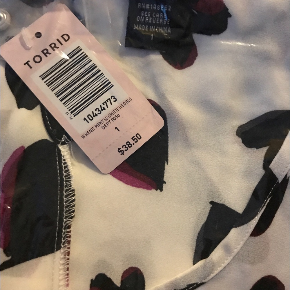 ONLY 1 LEFT💕NWT Heart Print Hi-Lo Blouse - Picture 4 of 4