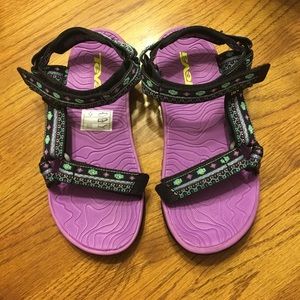 NIB youth size 1 Teva