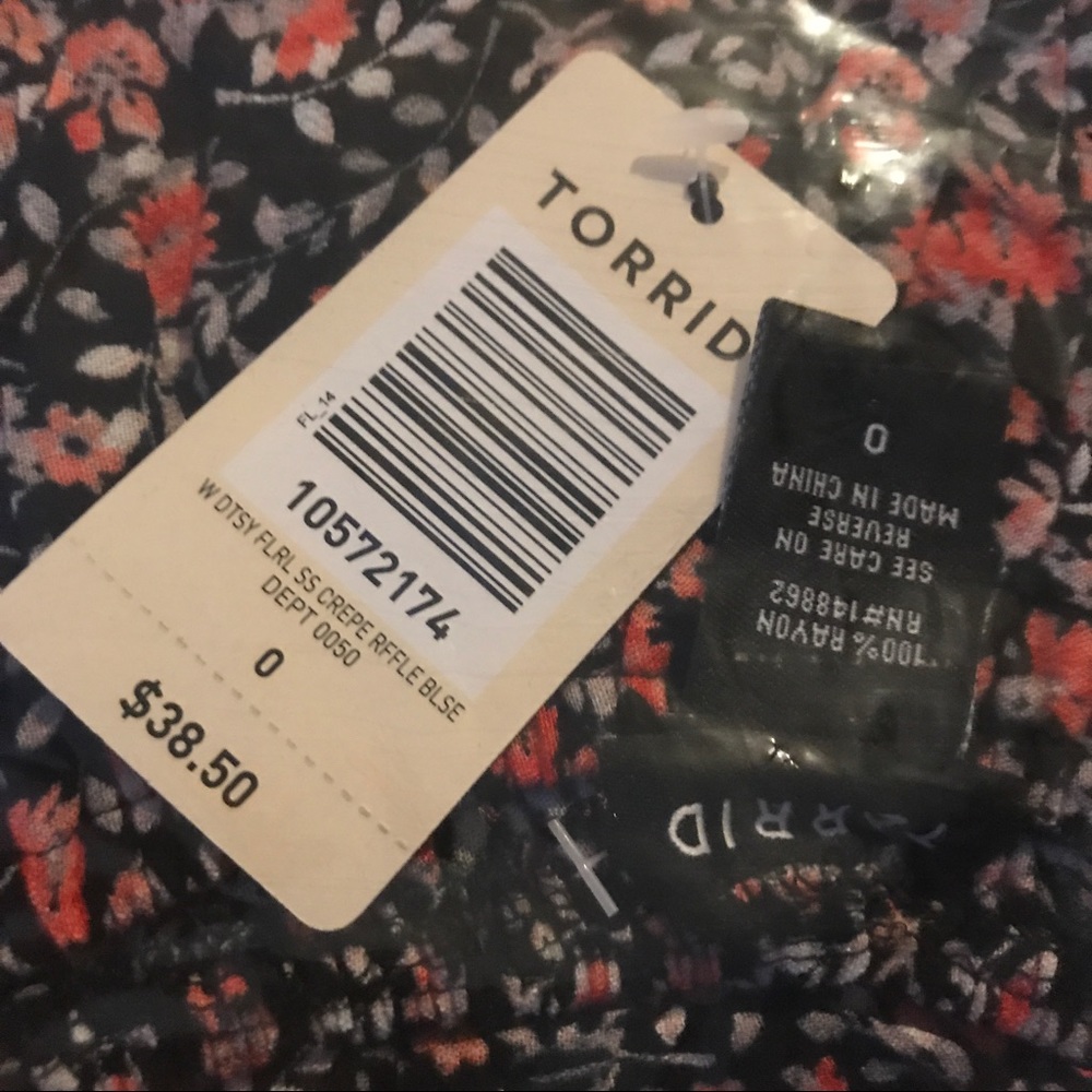 SOLD OUT 🌸 NWT Torrid Floral Ruffle Top - Picture 4 of 4