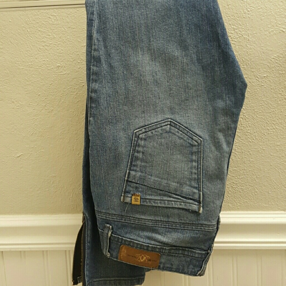 Like new skinny jeans w/ ankle zipper
