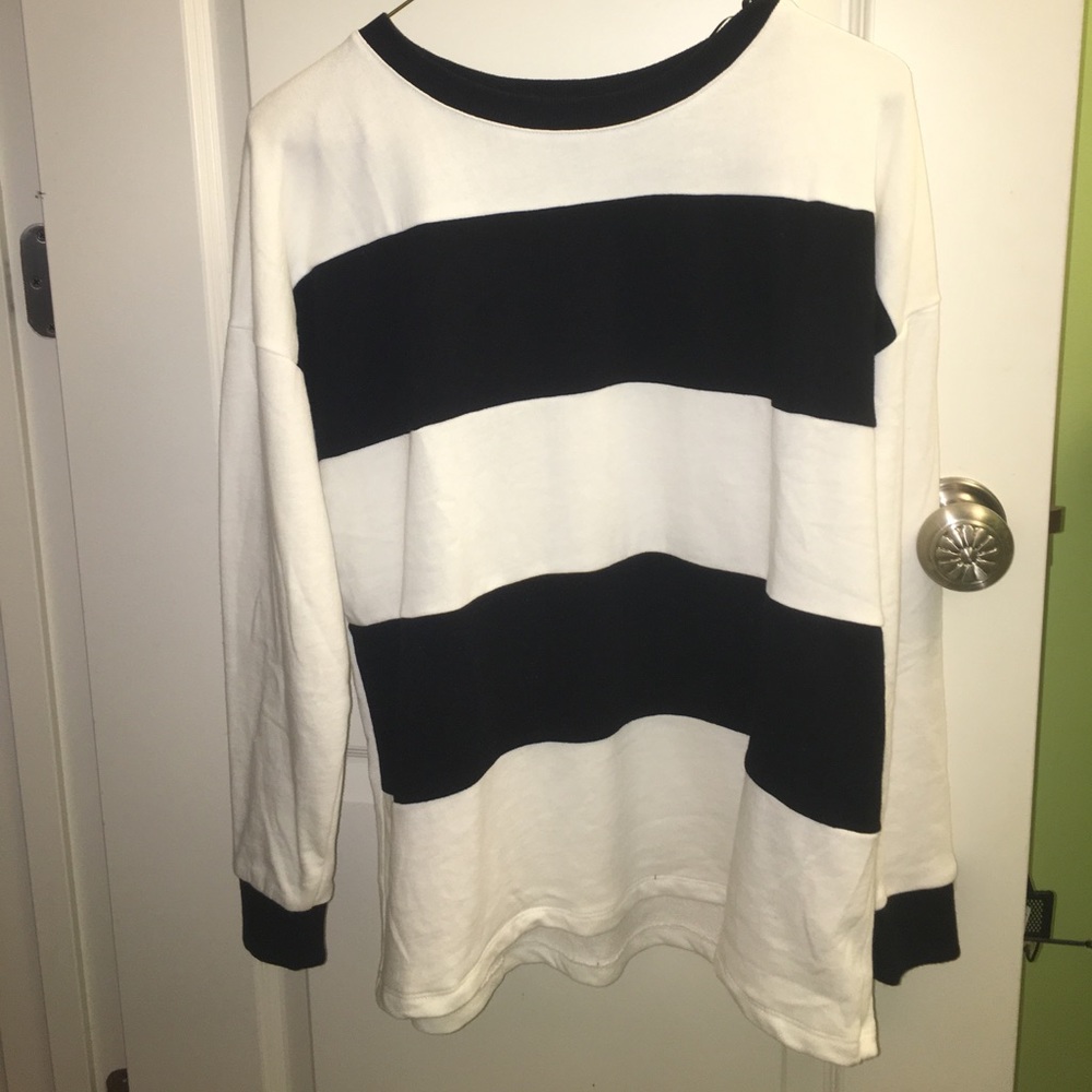 Black and white sweater/sweatshirt