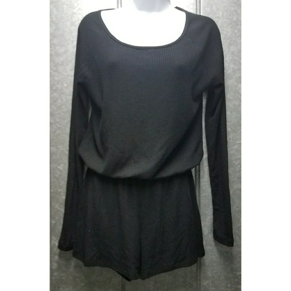 SOLD 💖 FLASH SALE 💖  Black Long Sleeve Romper - Picture 3 of 4