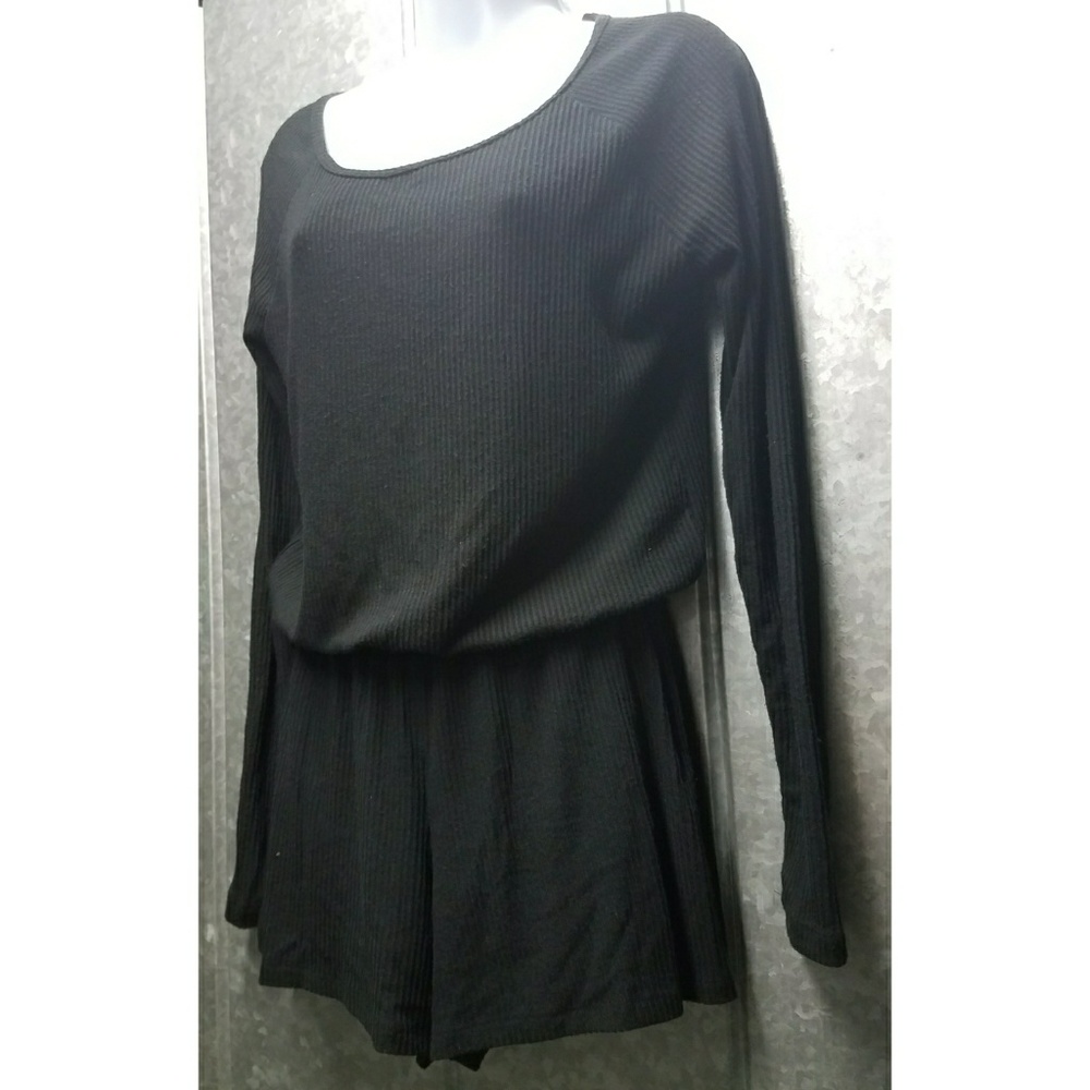 SOLD 💖 FLASH SALE 💖  Black Long Sleeve Romper - Picture 4 of 4