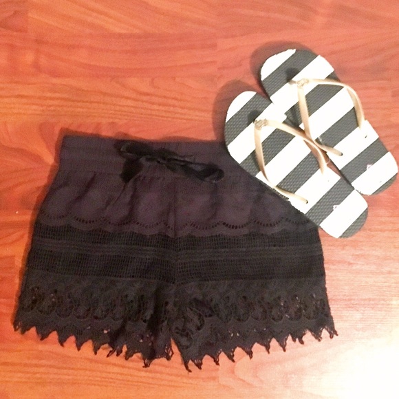 Pants - Lace Ruffle Shorts 🖤