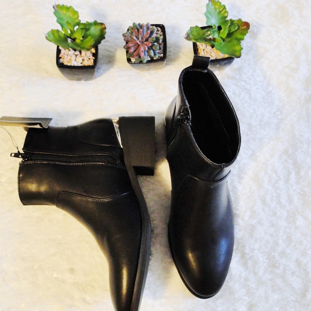 NWT 5.5 BLACK BOOTIES