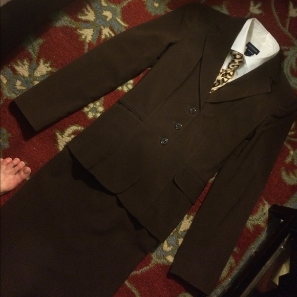 Sharp ladies quality suit - Picture 1 of 3