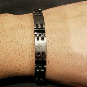 Titanium Men's bracelet with black stone.