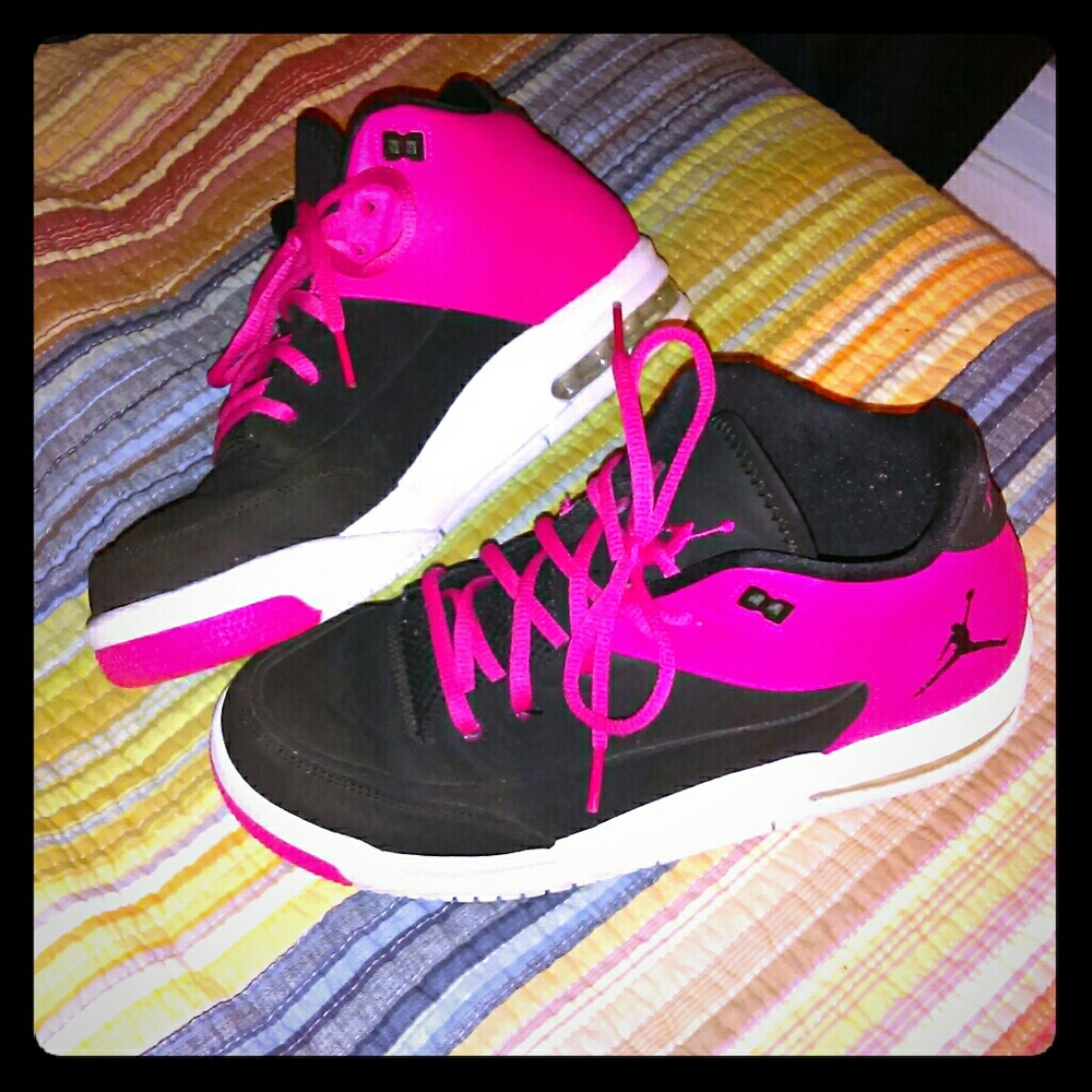7Y Jordan's mids black n hot pink.