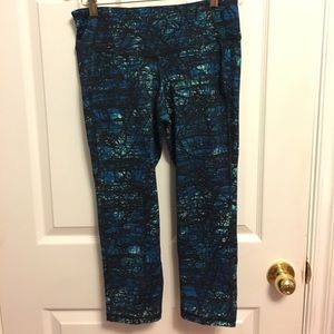 Old Navy printed workout crop leggings