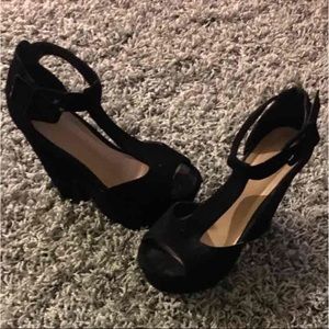 Black faux suede ankle strap sz 5 platform sandal