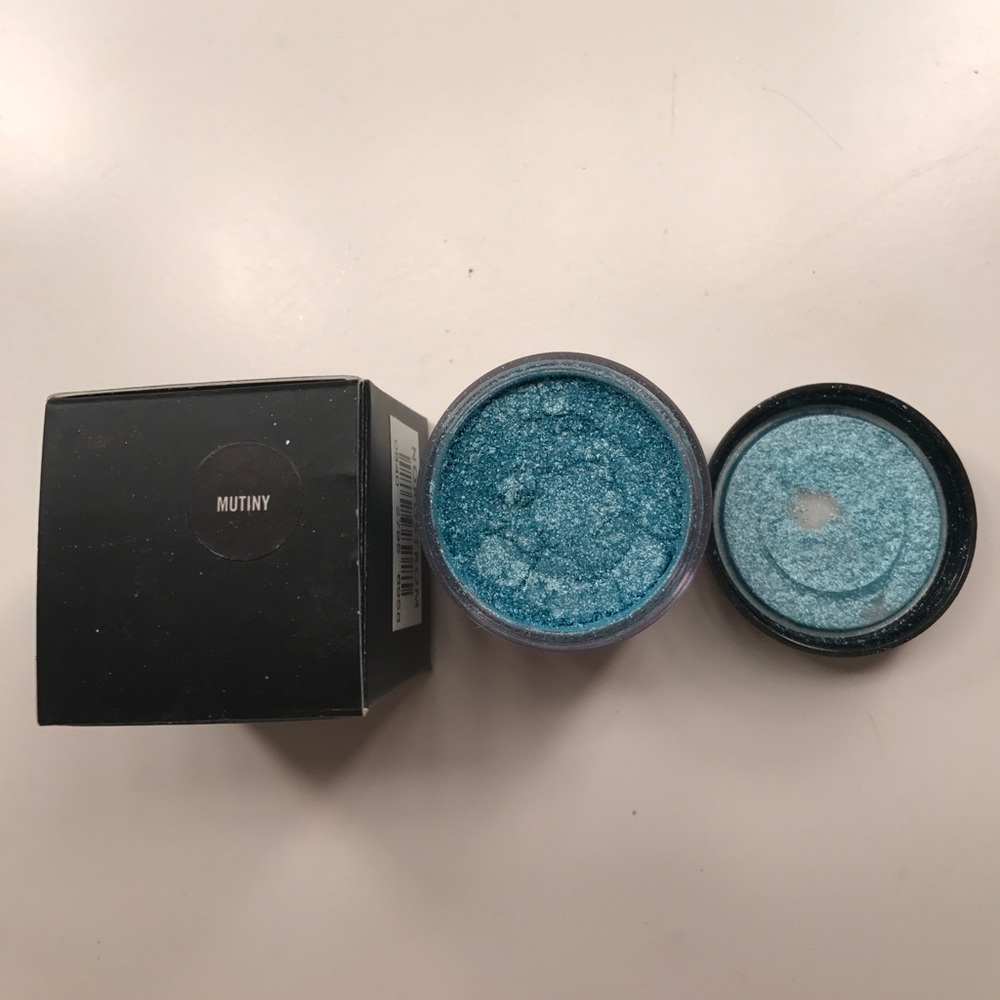 Limited Edition ! MAC "Mutiny"  Pigment NIB