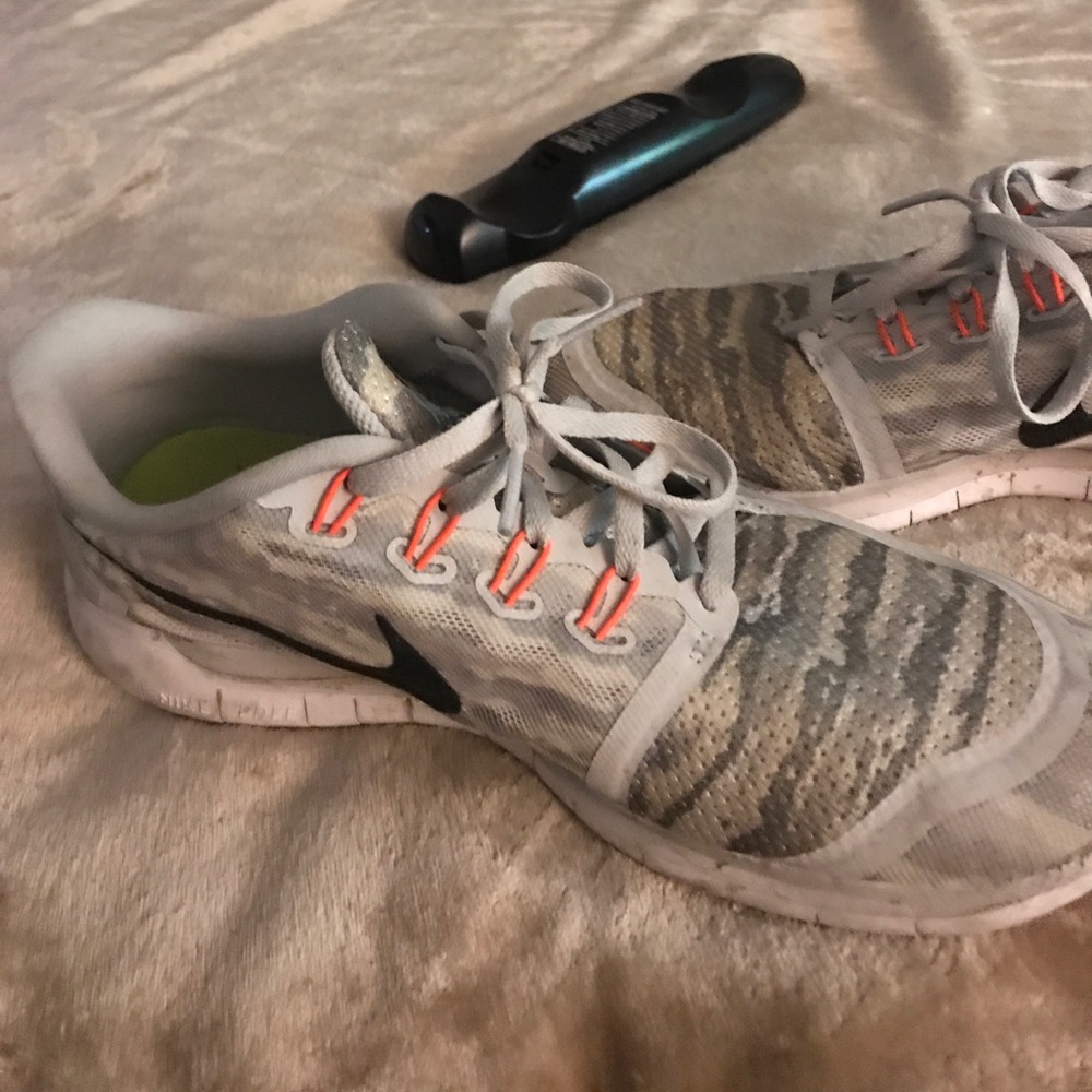 Tigerstriprd Nike free 5- size 9.5