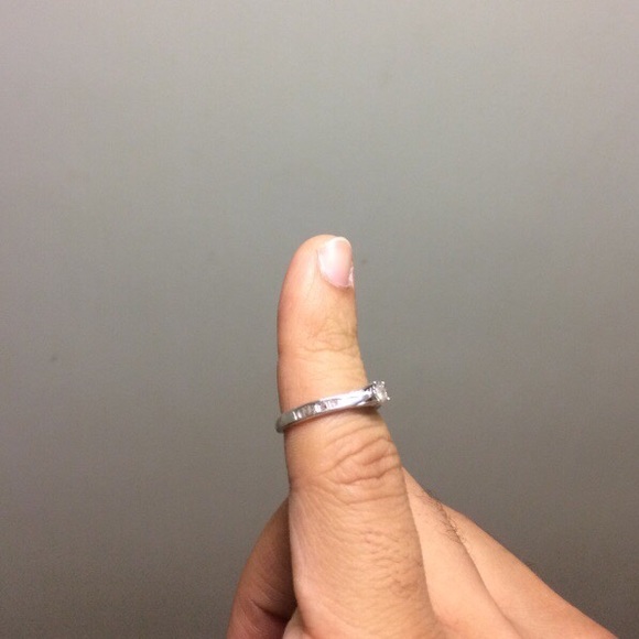 Size 7 ring 1/4 karat diamond sterling silver - Picture 3 of 4