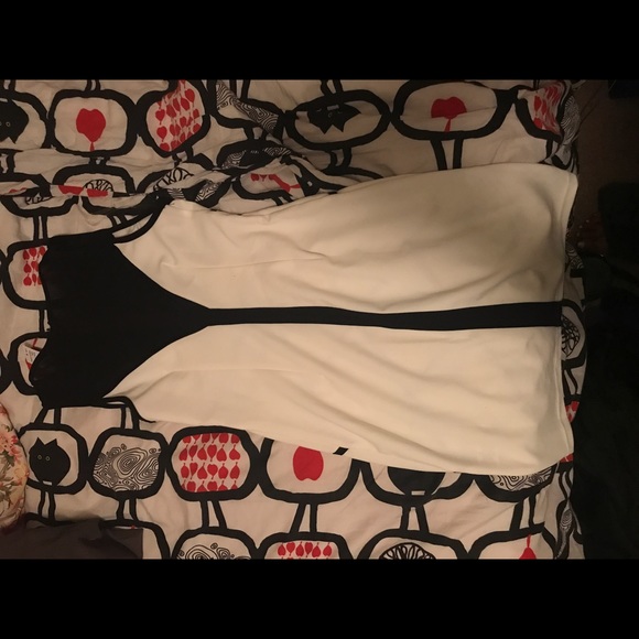 Black and White Windsor Body Con - Picture 2 of 3