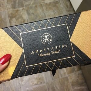 LE Anastasia Beverly Hills Shadow Couture Palette