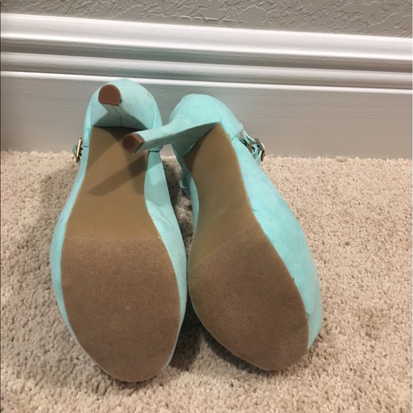 Shoes - Picture 2 of 5