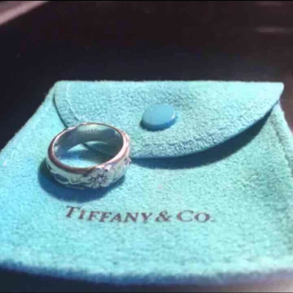 💎Tiffany&Co. Retired Rare Rose Pattern Ring