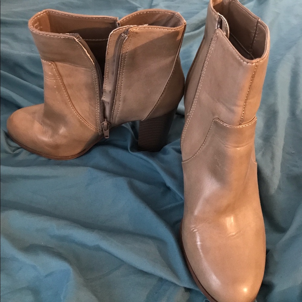 Tan heeled bootie