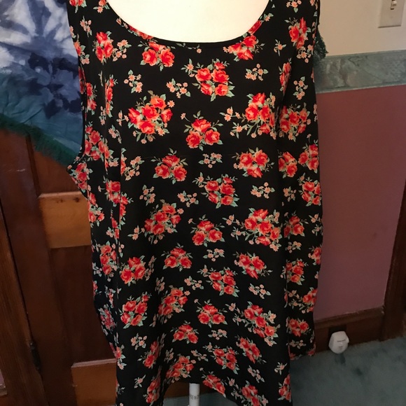 Pretty flowered  tank top - Picture 2 of 3