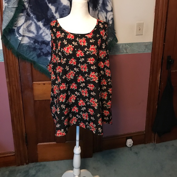 Pretty flowered  tank top - Picture 3 of 3