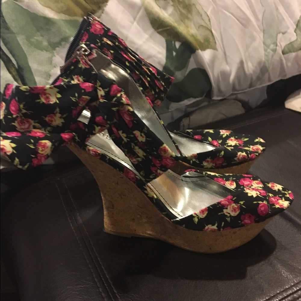 Cute flower wedge shoe