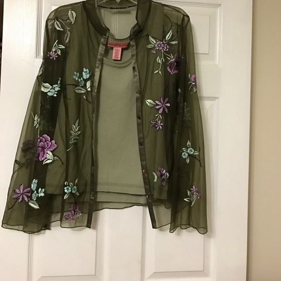 Size large Tops - Picture 2 of 3