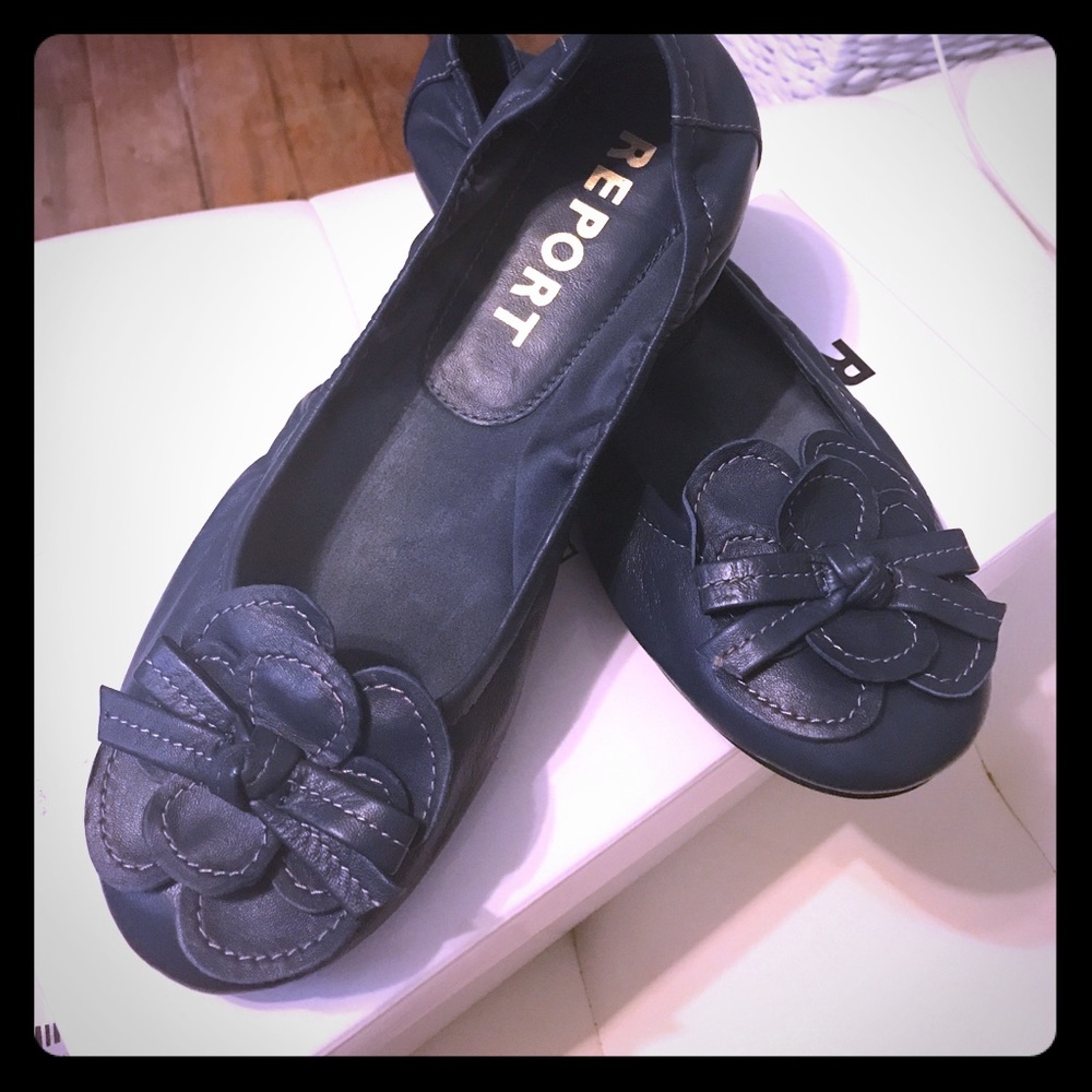 flat ballerina navy blue shoe! Gently worn