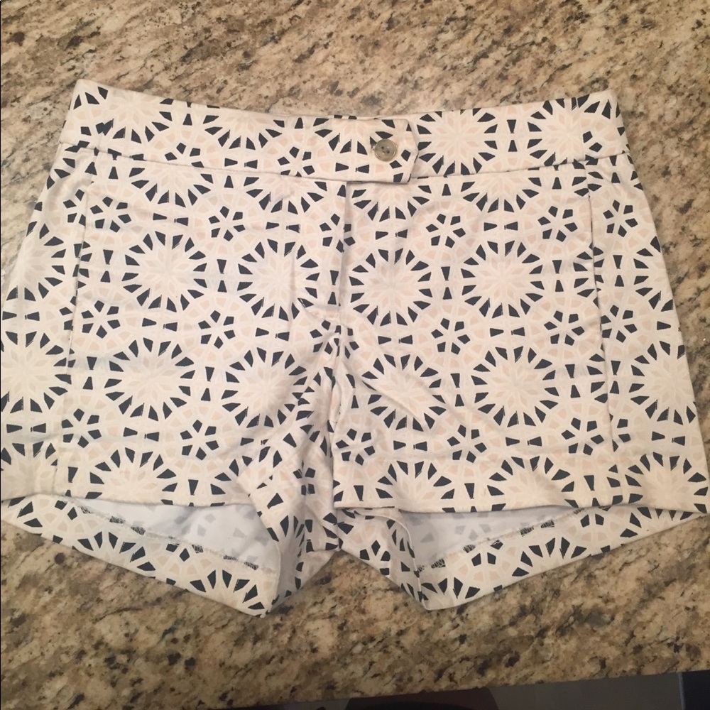 ▫️J Crew stretch shorts with pattern.