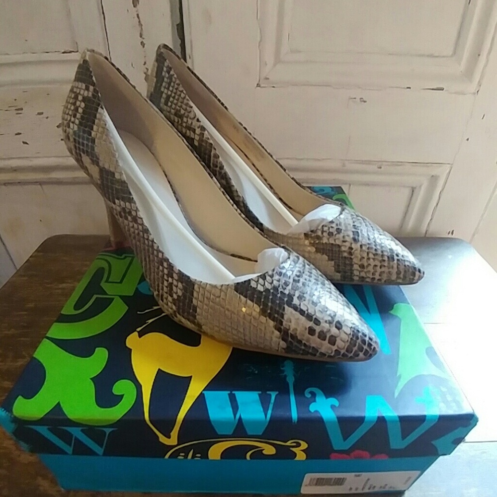 Wonders snakeskin design pointed toe pumps NWT