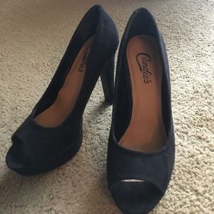 Black pumps