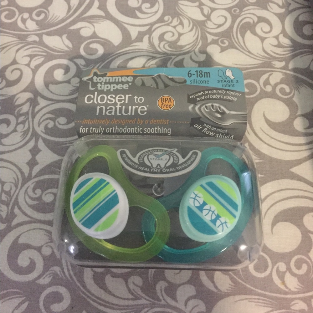 2 tommeetippee pacifiers