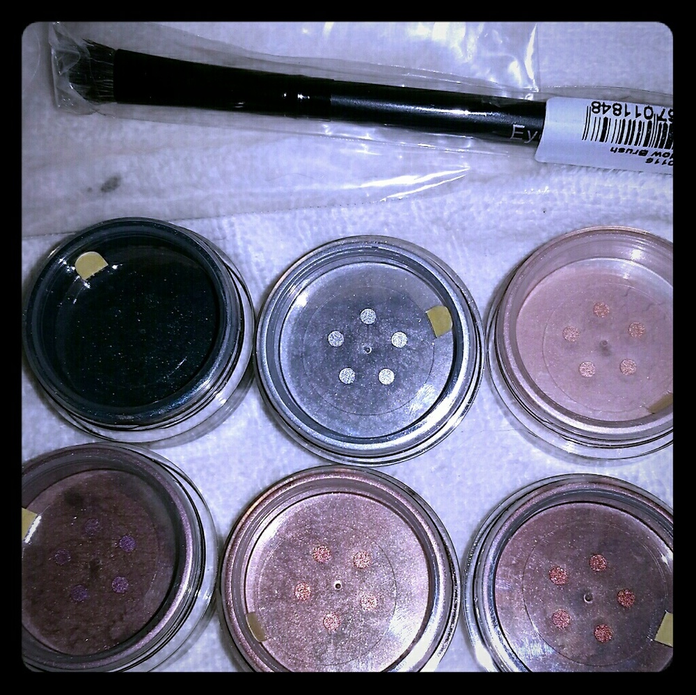 BRAND NEW PIGMENT EYE SHADOW SET, NEVER OPENED!